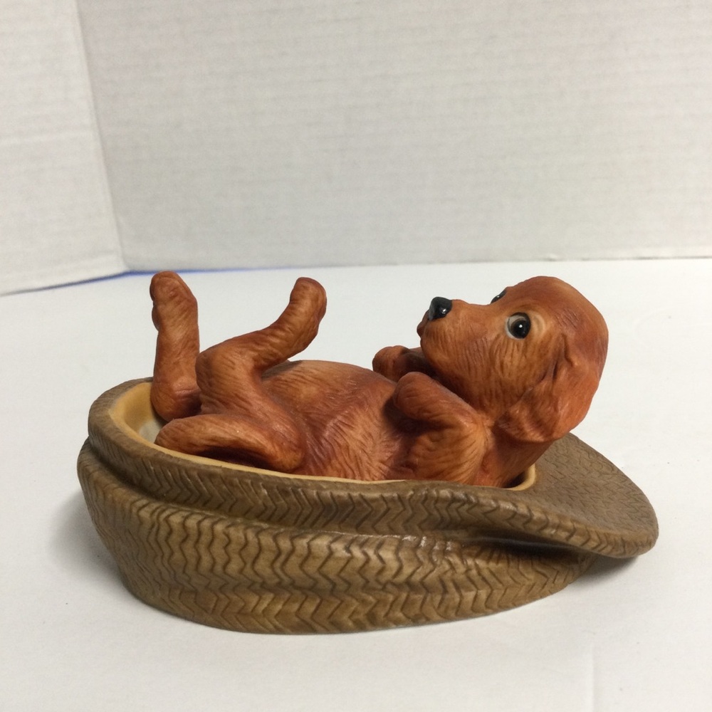 Princeton Gallery VTG 1992 Cocker Spaniel laying in Hat Porcelain Figurine